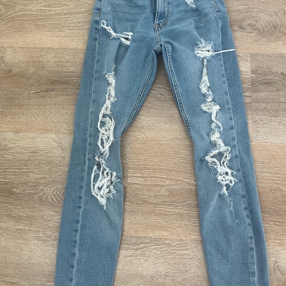 Aeropostal ripped skinny jeans size 000. Worn a few times.